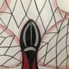 Chaussure à talon noir et rouge sur illustration aquarelle, thème PIEDS, style artistique et coloré.