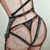 Sublime illustration aquarelle représentant un thème BDSM avec lingerie en dentelle noire.