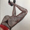 Femme en collants résille et talons hauts, illustration artistique et sensuelle.