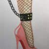 Chaussure à talon et chaîne en collier Chaussure à talon rose avec chaussette en filet et chaîne en collier.