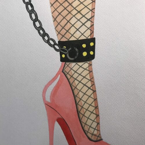 Chaussure à talon rose avec chaussette en filet et chaîne en collier.