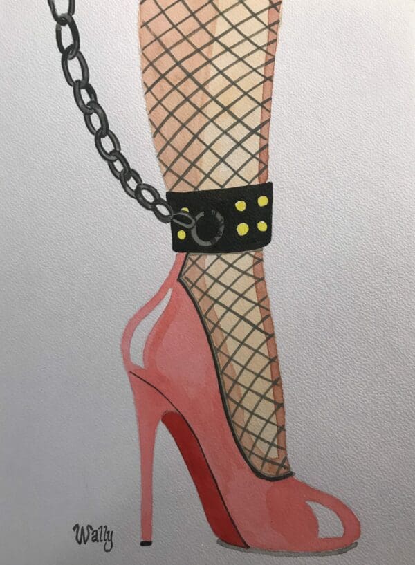 Chaussure à talon et chaîne en collier Chaussure à talon rose avec chaussette en filet et chaîne en collier.