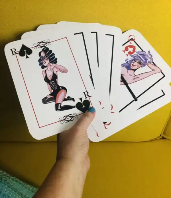 Cartes PinUp vintage avec illustrations sexy et colorées, parfaites pour collection ou décoration or.